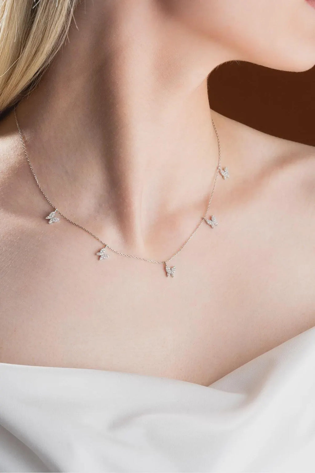 Strieborný náhrdelník s motýľom