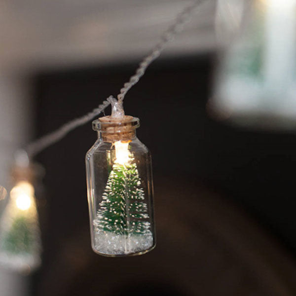 Vianočný stromček zo sklenenej nádoby, reťazové svetielka