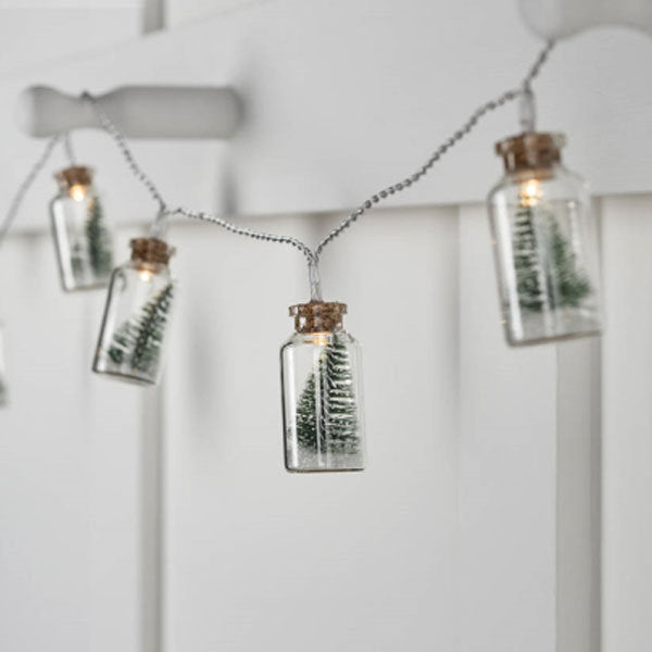 Vianočný stromček zo sklenenej nádoby, reťazové svetielka