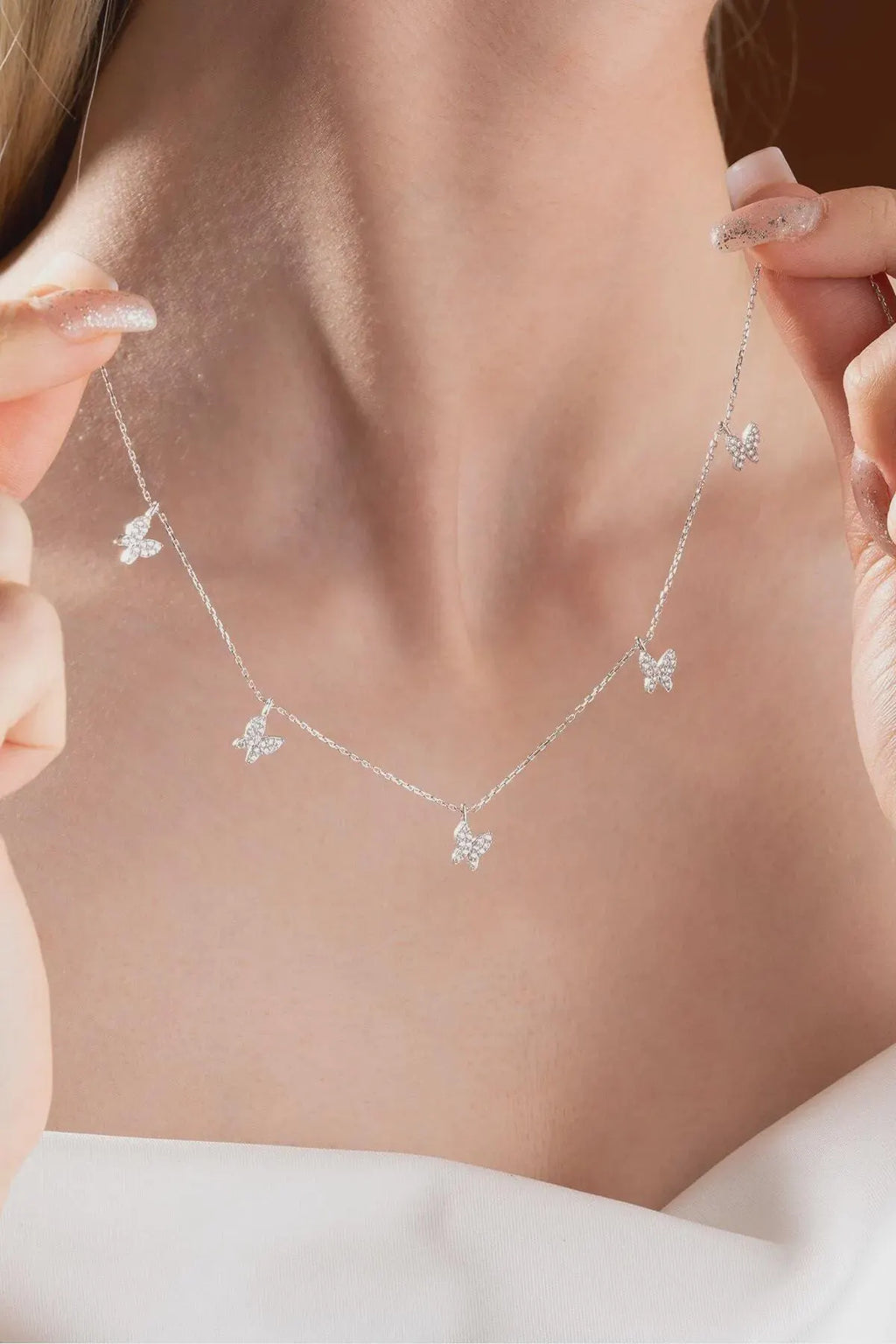 Strieborný náhrdelník s motýľom
