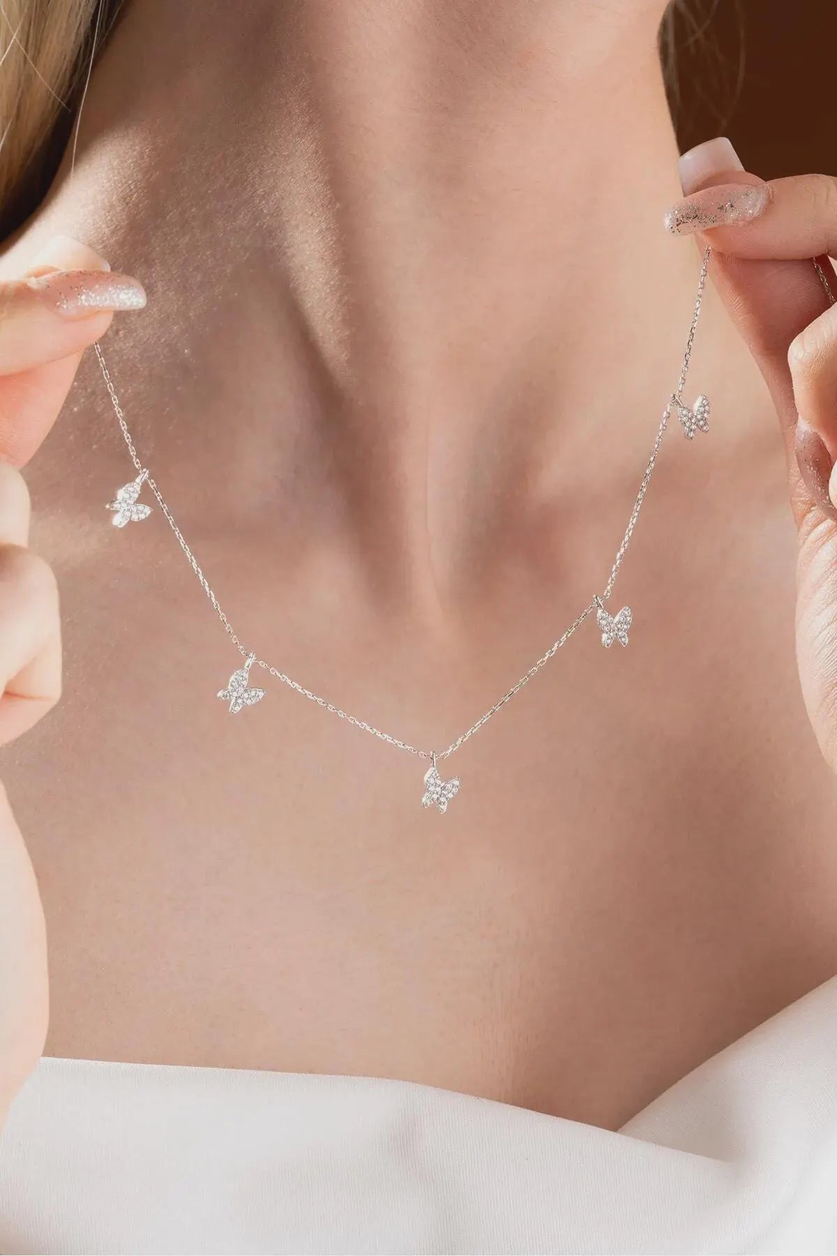 Strieborný náhrdelník s motýľom