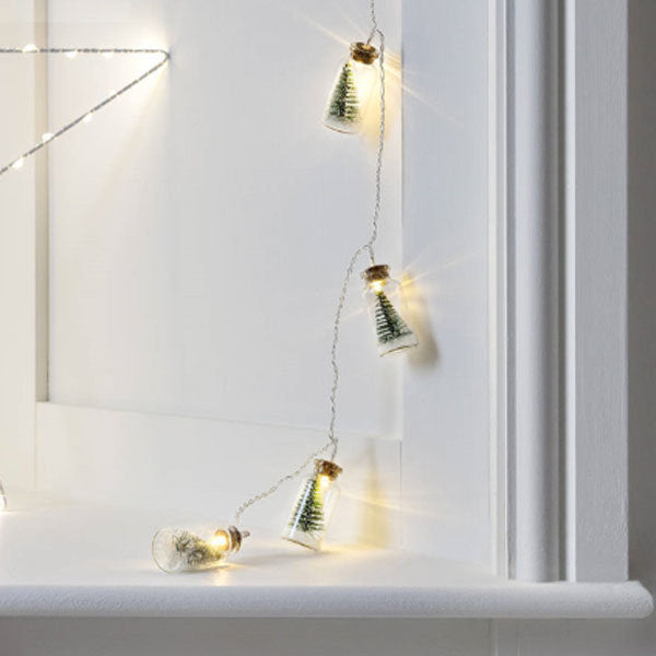 Vianočný stromček zo sklenenej nádoby, reťazové svetielka