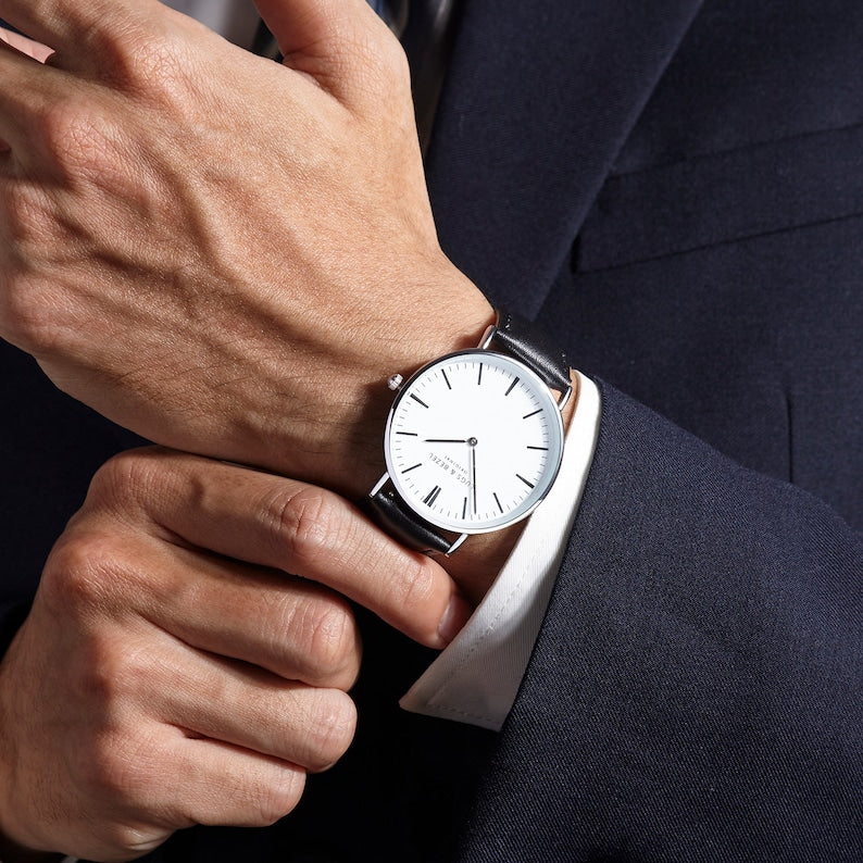 Darčeky s ručne písaným písmom, gravírované hodinky pre mužov