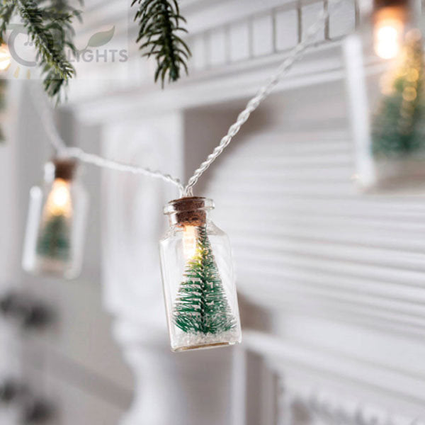 Vianočný stromček zo sklenenej nádoby, reťazové svetielka
