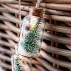 Vianočný stromček zo sklenenej nádoby, reťazové svetielka