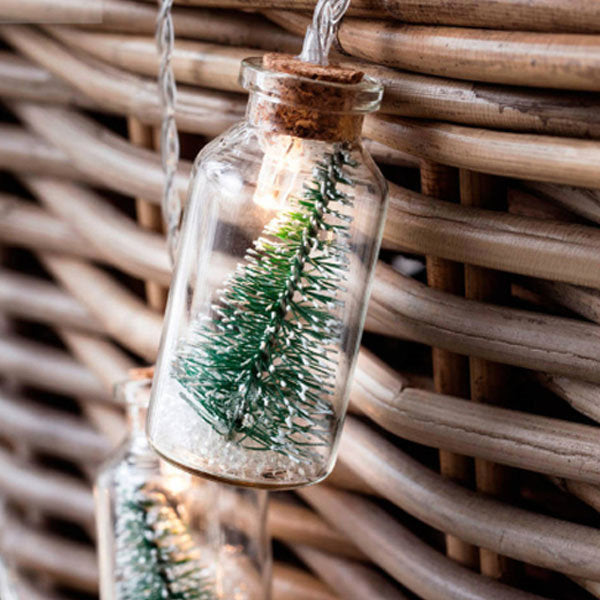 Vianočný stromček zo sklenenej nádoby, reťazové svetielka